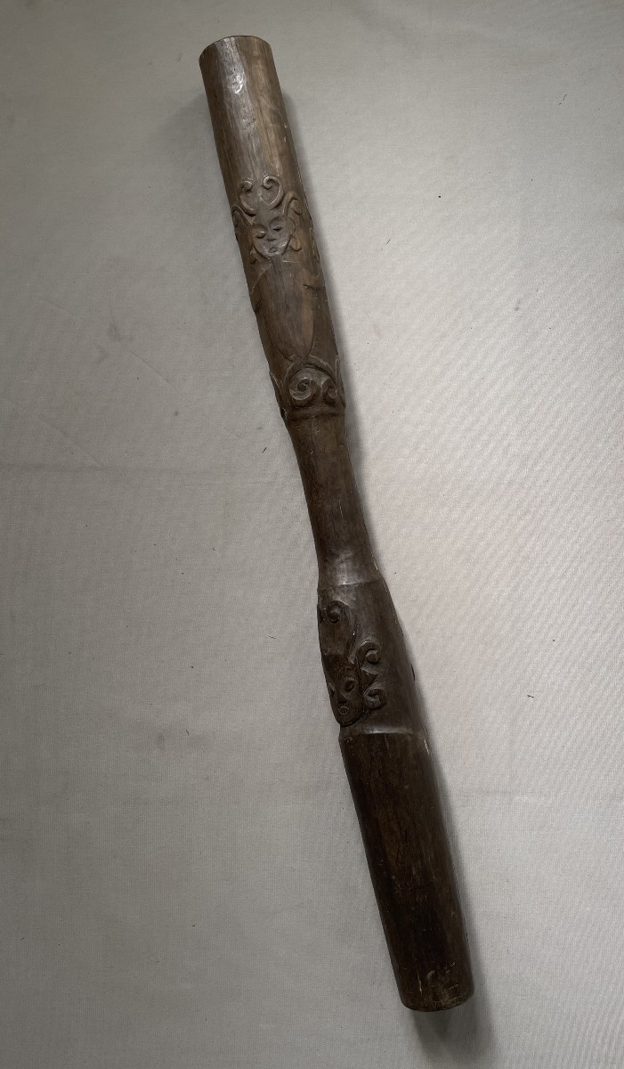 Grand pilon en bois sculpté, indo-pacifique, début XXe