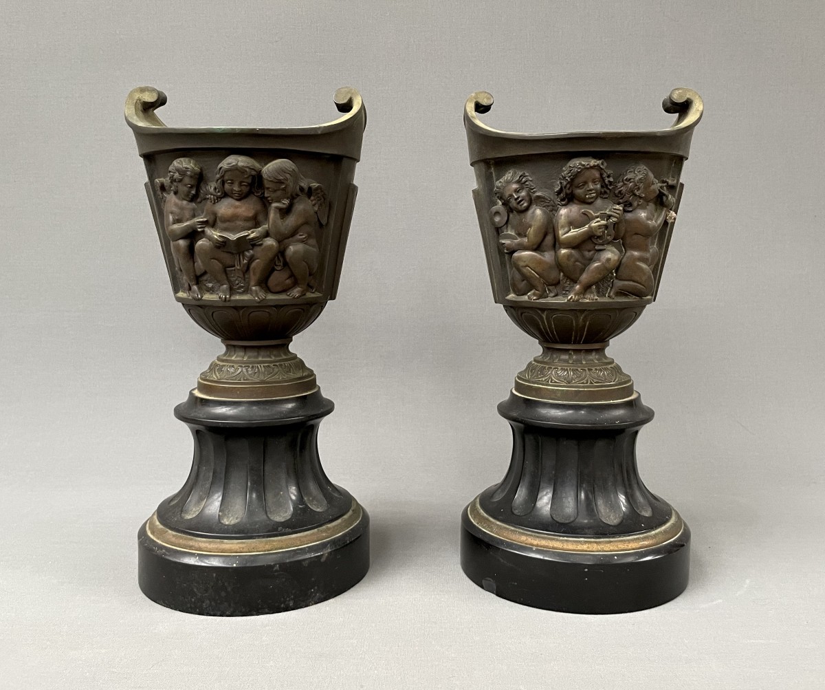 Paire de cassolettes en bronze à décor de putti