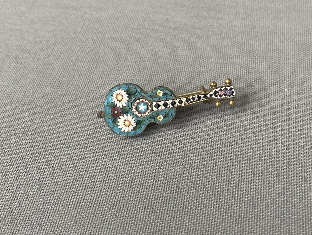 Broche en micro mosaïque en forme de guitare