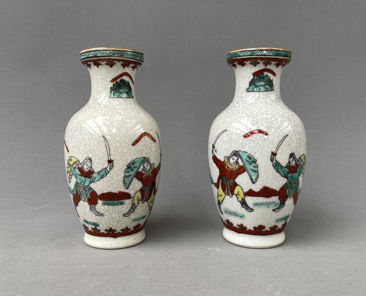 Chine, paire de petites vase en porcelaine craquelée