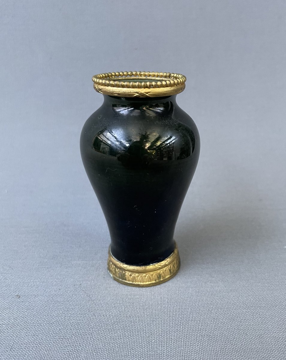 Petit vase en porcelaine avec monture en laiton-photo-2