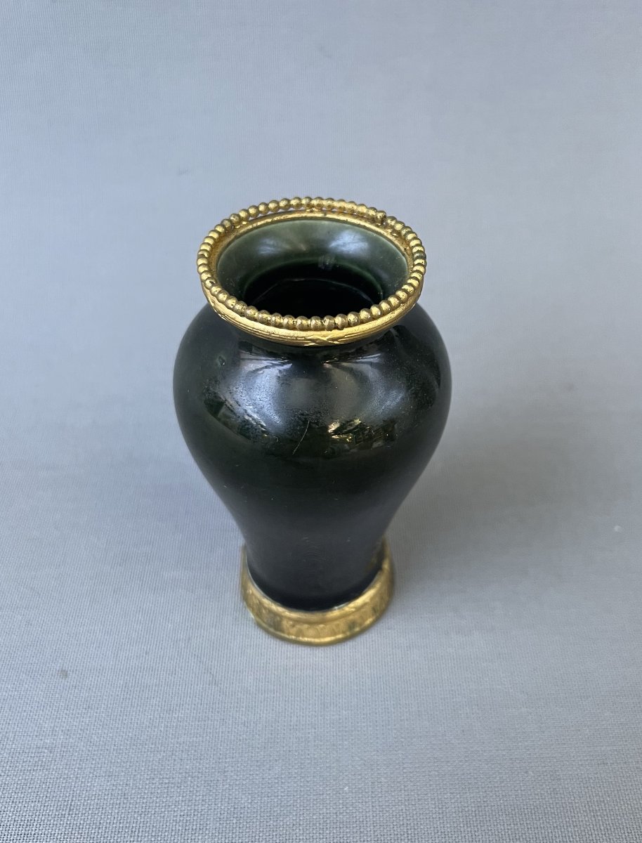Petit vase en porcelaine avec monture en laiton-photo-3