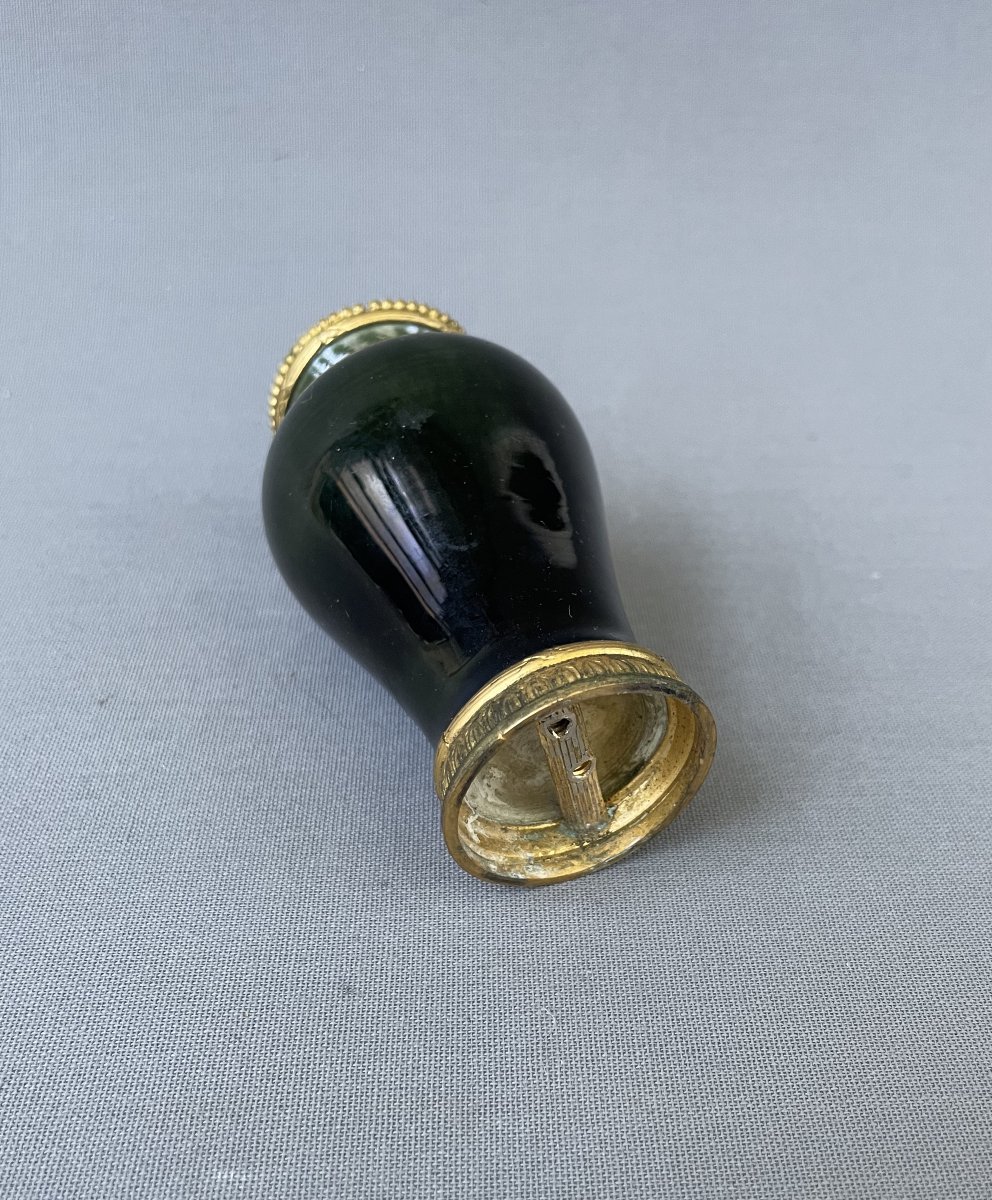 Petit vase en porcelaine avec monture en laiton-photo-4