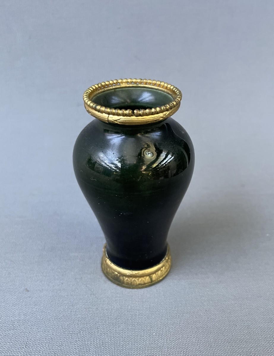 Petit vase en porcelaine avec monture en laiton