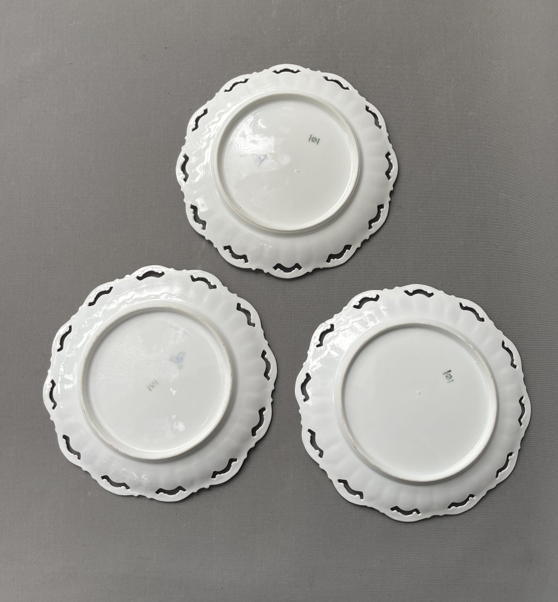 Trois assiettes ajourées en porcelaine de Limoges-photo-3