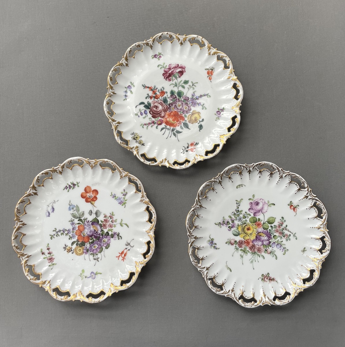 Trois assiettes ajourées en porcelaine de Limoges