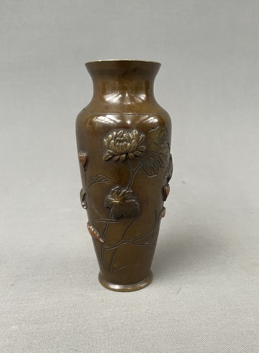 Japon, vase en bronze à décor de fleurs et oiseaux, XIXe