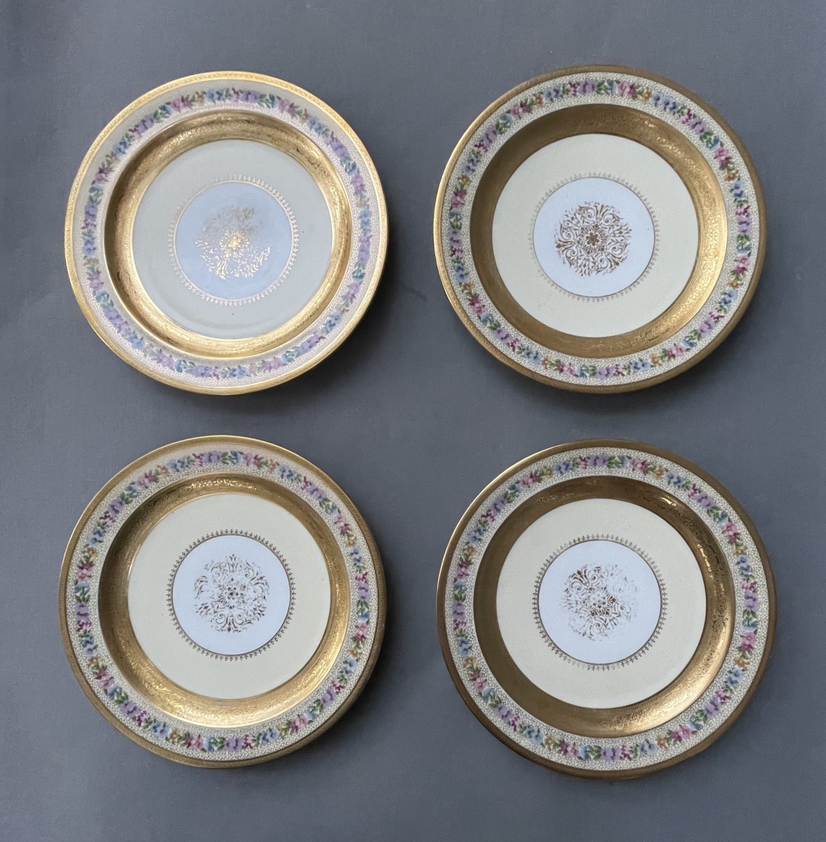 Quatre assiettes en porcelaine de Limoges