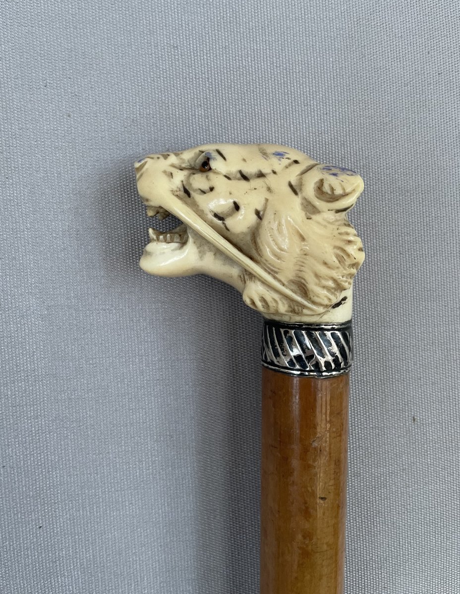 Parapluie à restaurer, le pommeau figurant une tête de tigre-photo-1