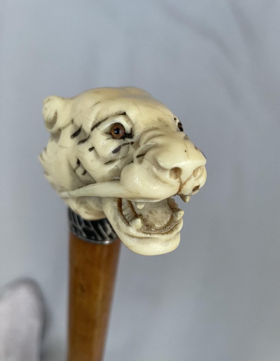 Parapluie à restaurer, le pommeau figurant une tête de tigre