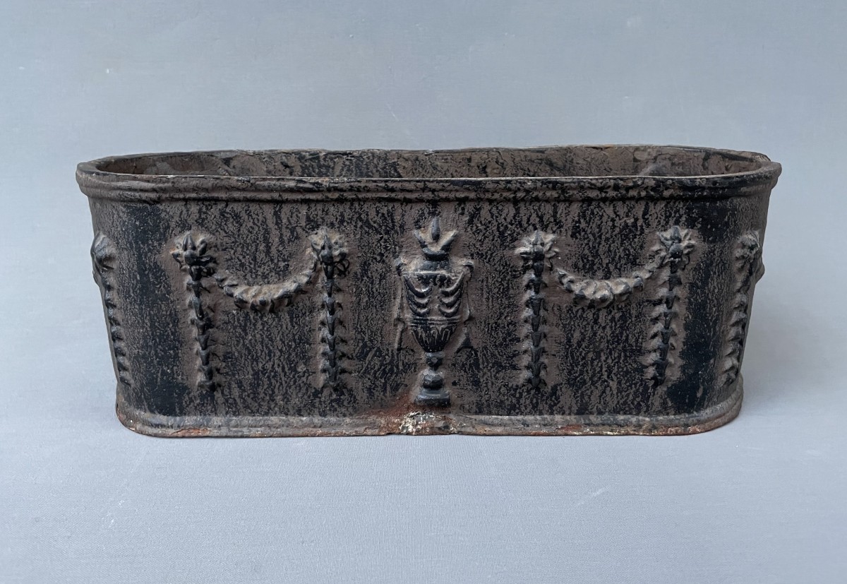 Petite jardinière en fonte
