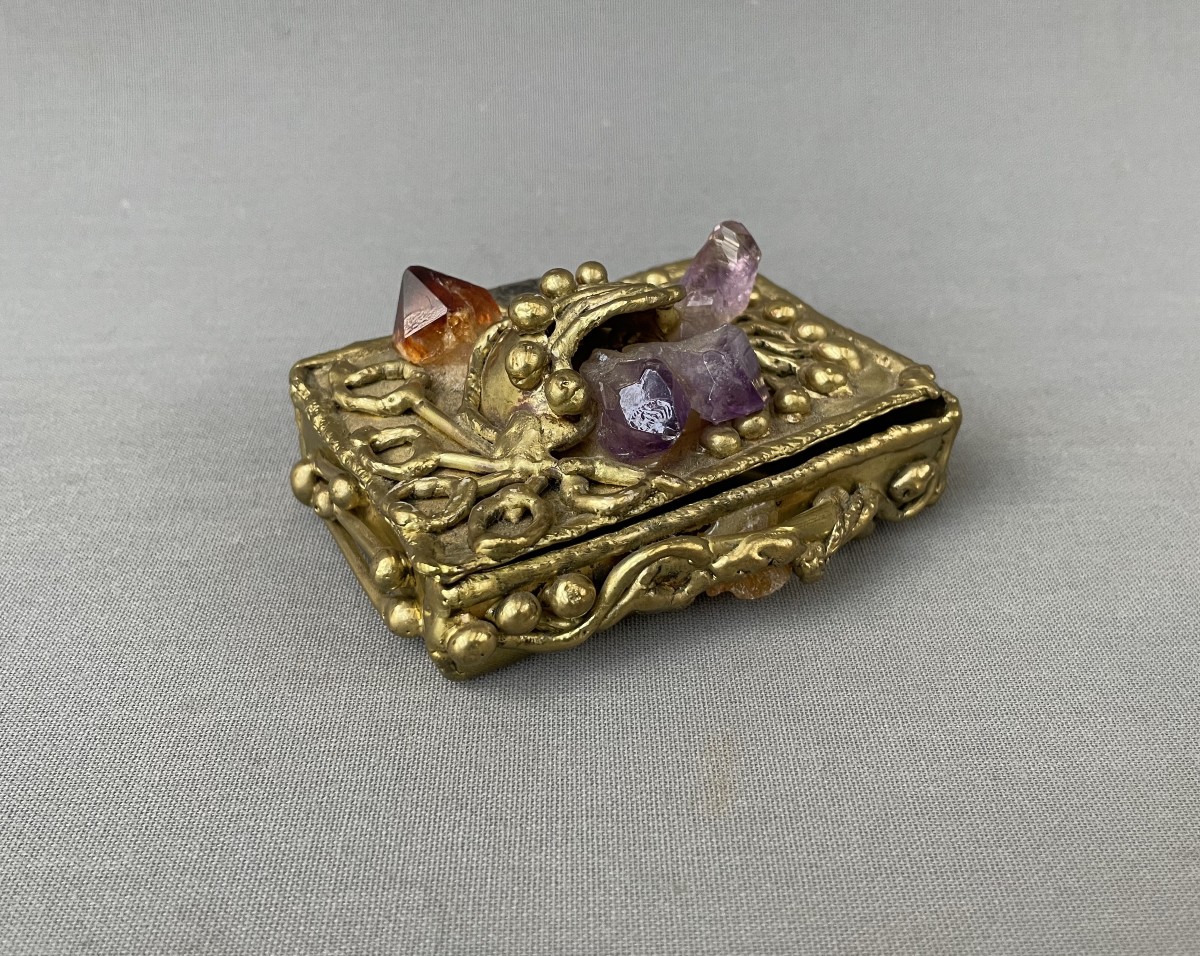 Petit coffret en laiton et cristaux