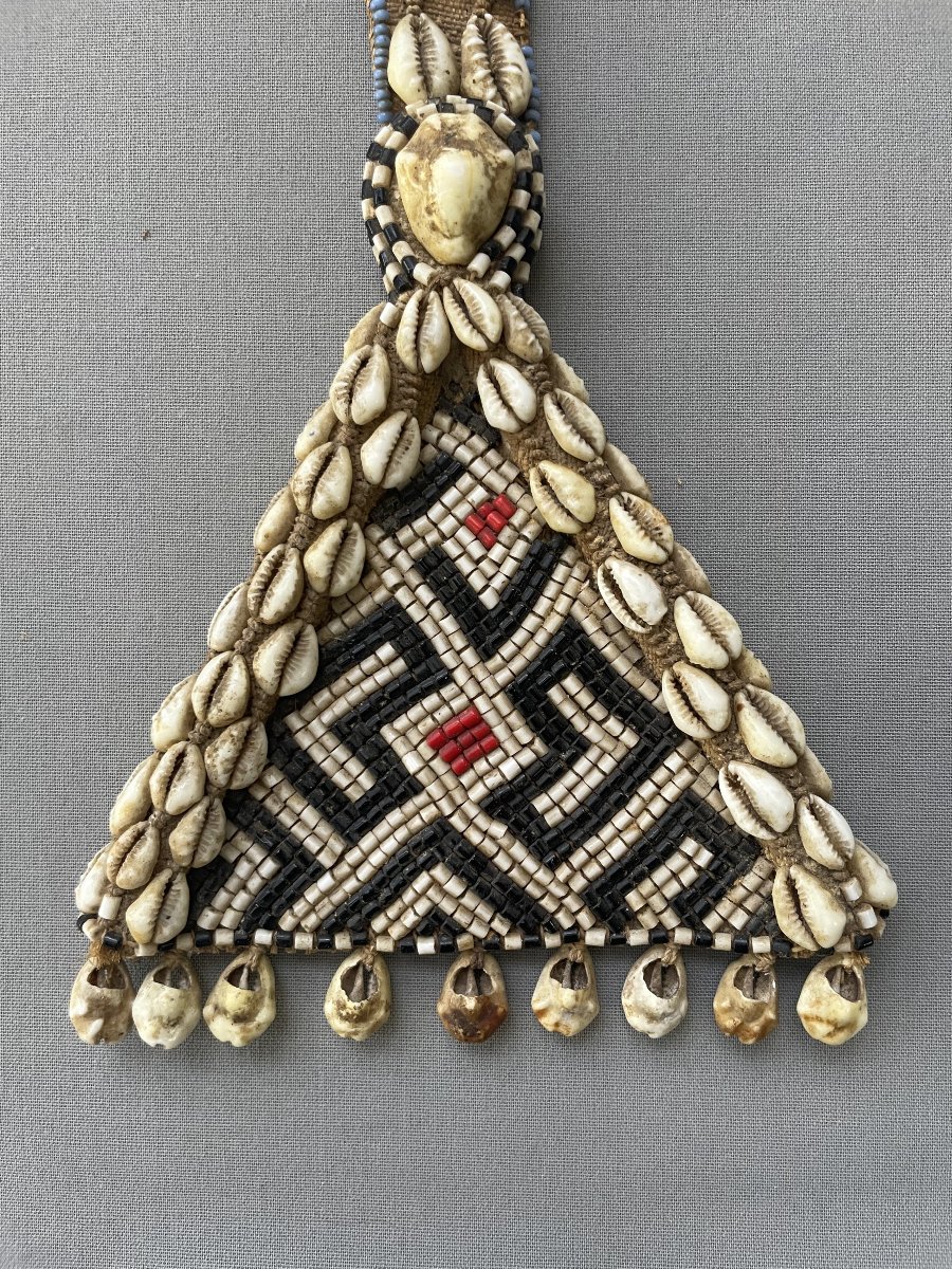 Afrique, Art Premier, ornementation avec coquillages brodés-photo-2