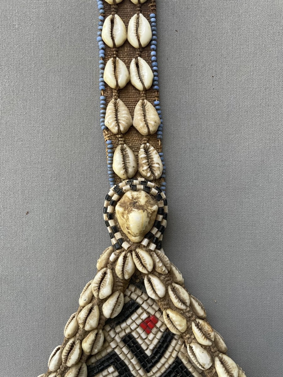 Afrique, Art Premier, ornementation avec coquillages brodés-photo-3