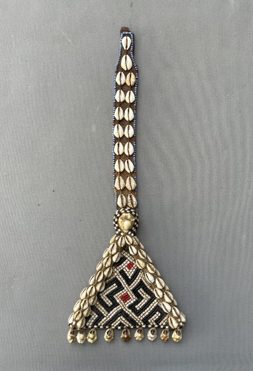 Afrique, Art Premier, ornementation avec coquillages brodés