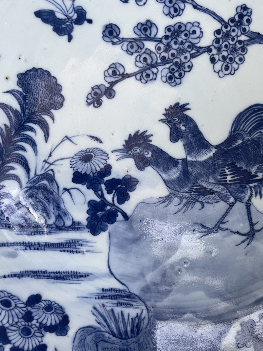 Grand plat en porcelaine à décor de coqs, Asie, fin XIXe ou début XXe-photo-3