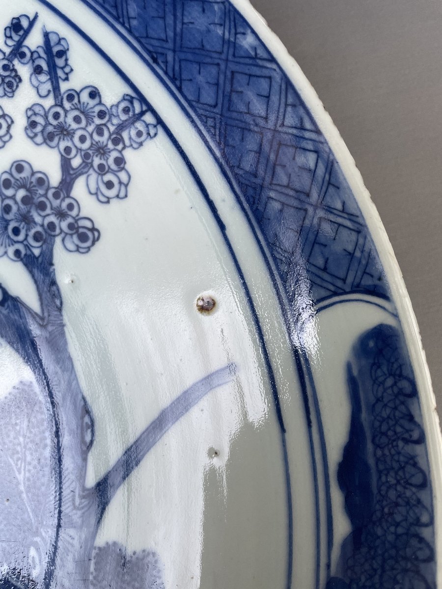 Grand plat en porcelaine à décor de coqs, Asie, fin XIXe ou début XXe-photo-1