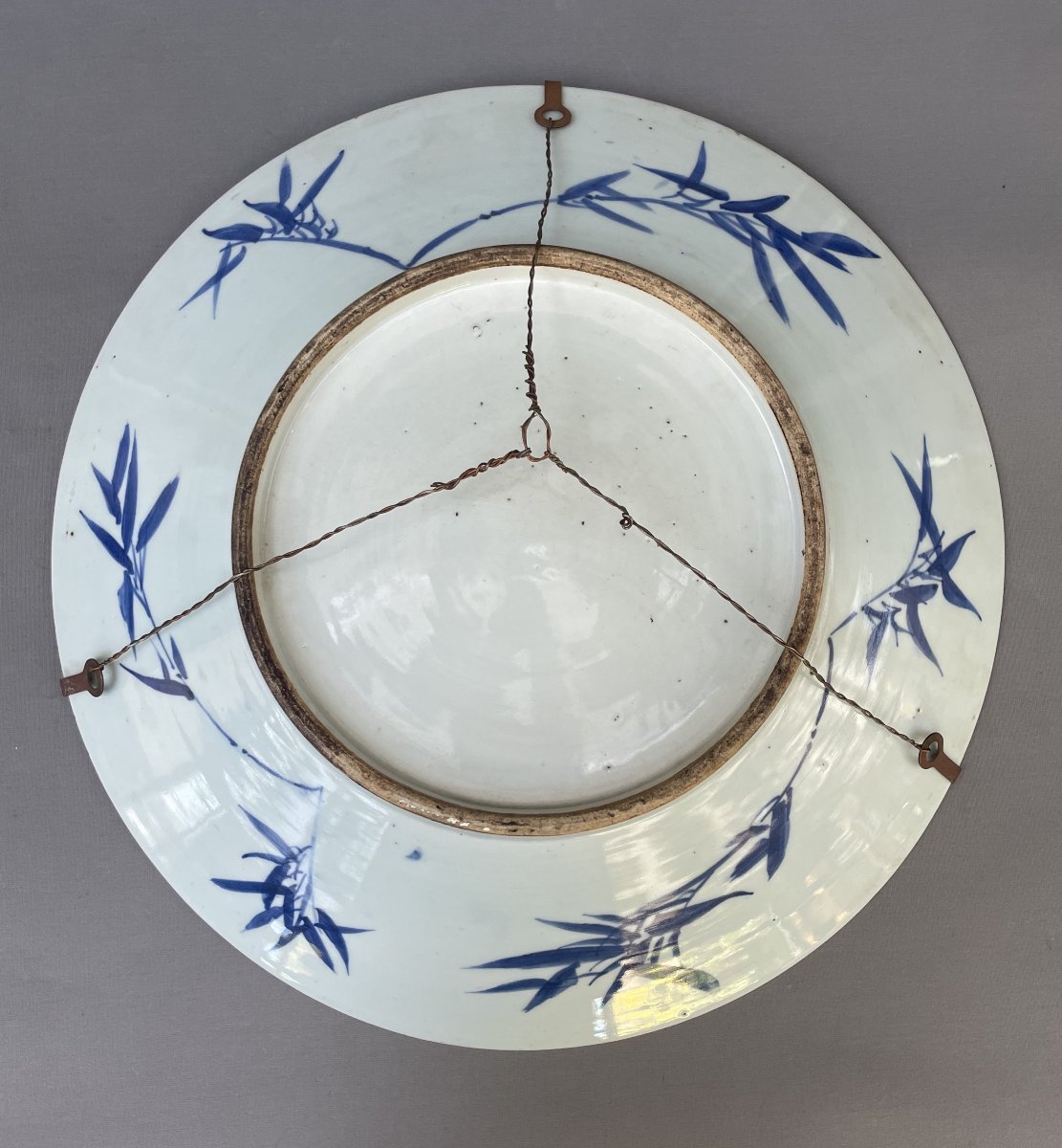 Grand plat en porcelaine à décor de coqs, Asie, fin XIXe ou début XXe-photo-2