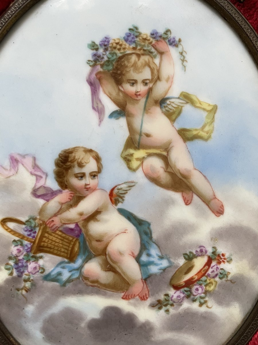 Plaque de porcelaine peinte à décor de putti-photo-2