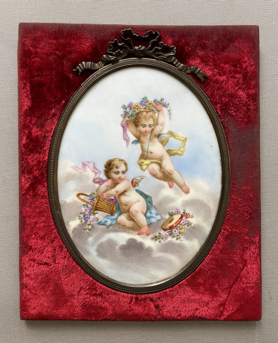 Plaque de porcelaine peinte à décor de putti