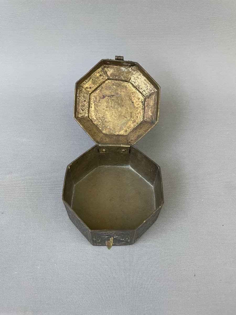 Octagonal Brass Box, Middle East, Late 19th Or Early 20th Century-photo-1