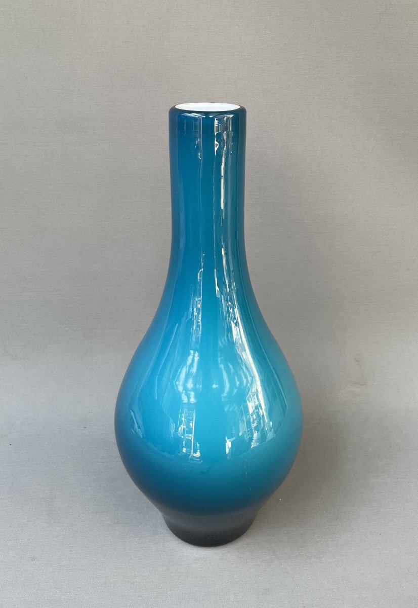 Grand vase décoratif en verre bleu, XXe