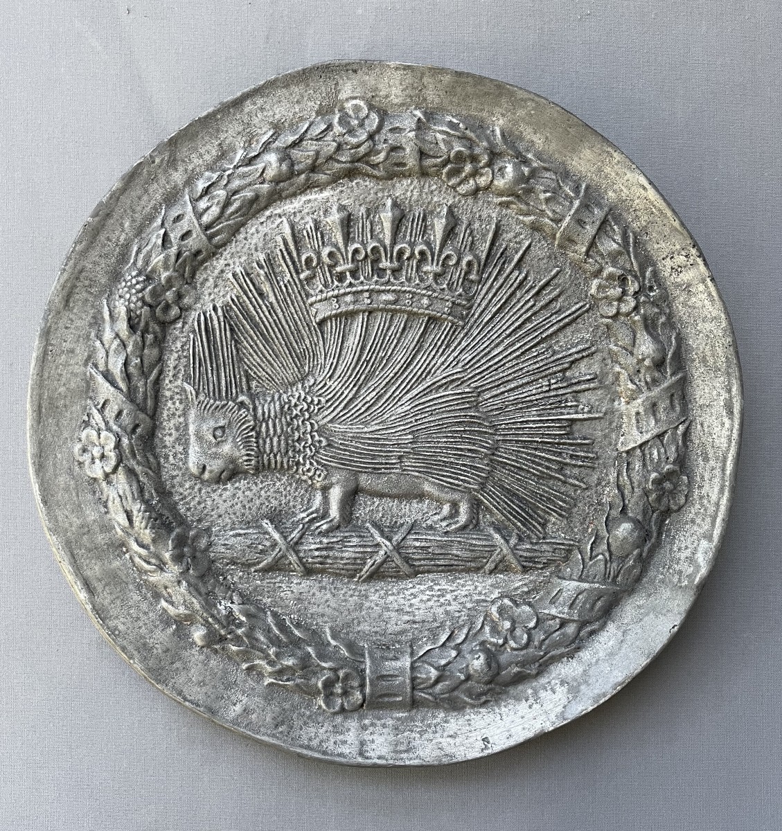 Max Le Verrier, assiette en plomb