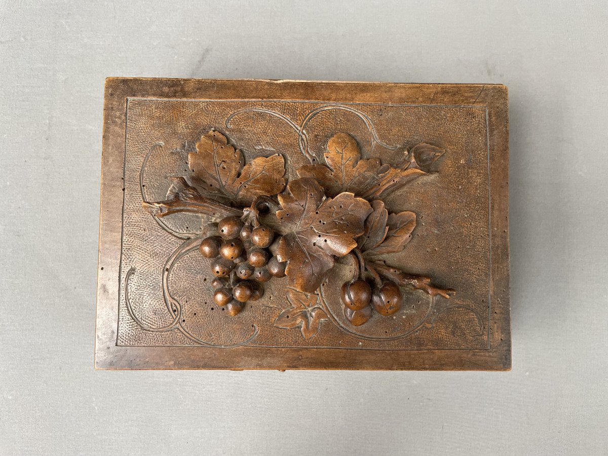 Coffret en bois sculpté à décor de vigne-photo-1