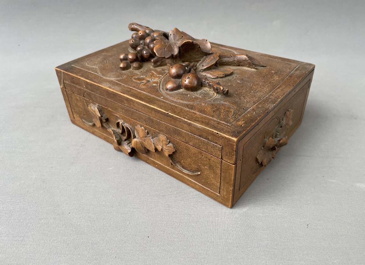 Coffret en bois sculpté à décor de vigne