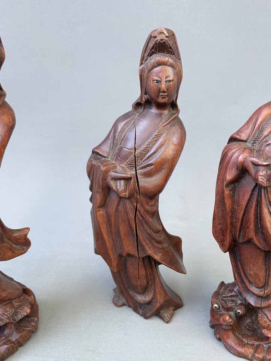 Série de trois figures chinoises Guanyin en bois sculpté-photo-3