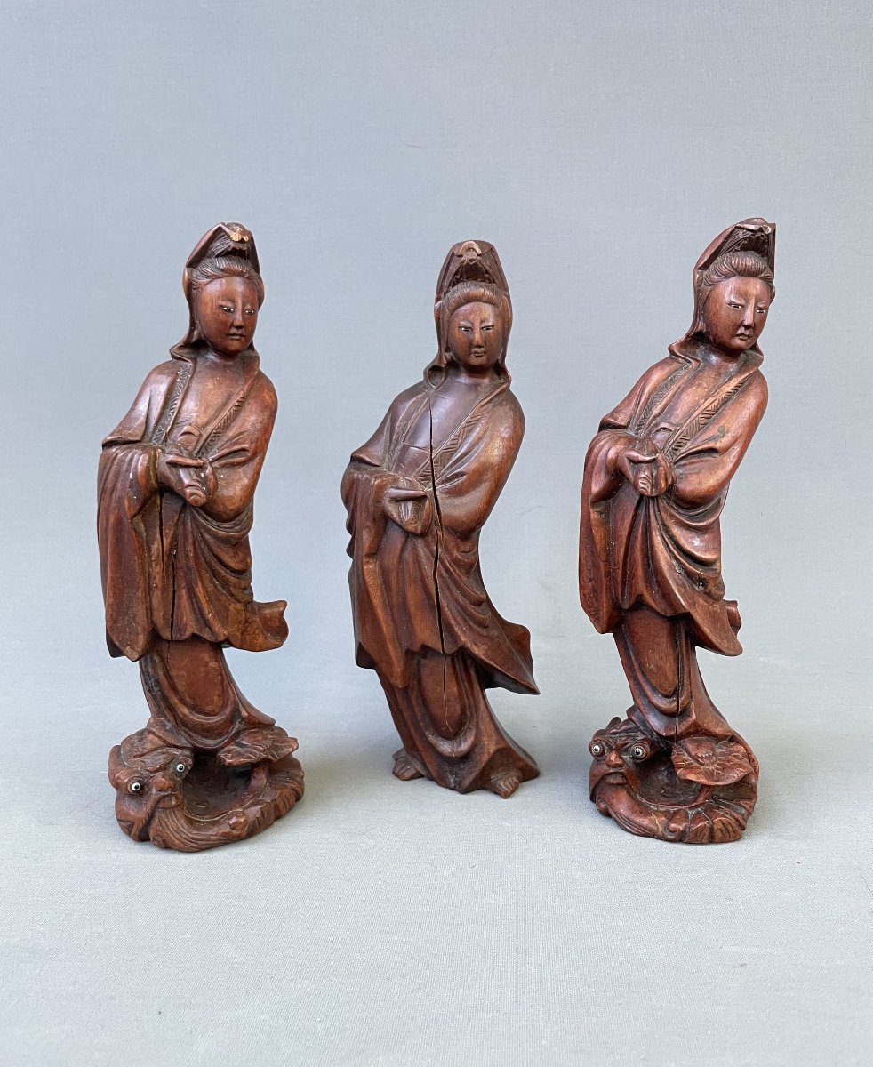 Série de trois figures chinoises Guanyin en bois sculpté