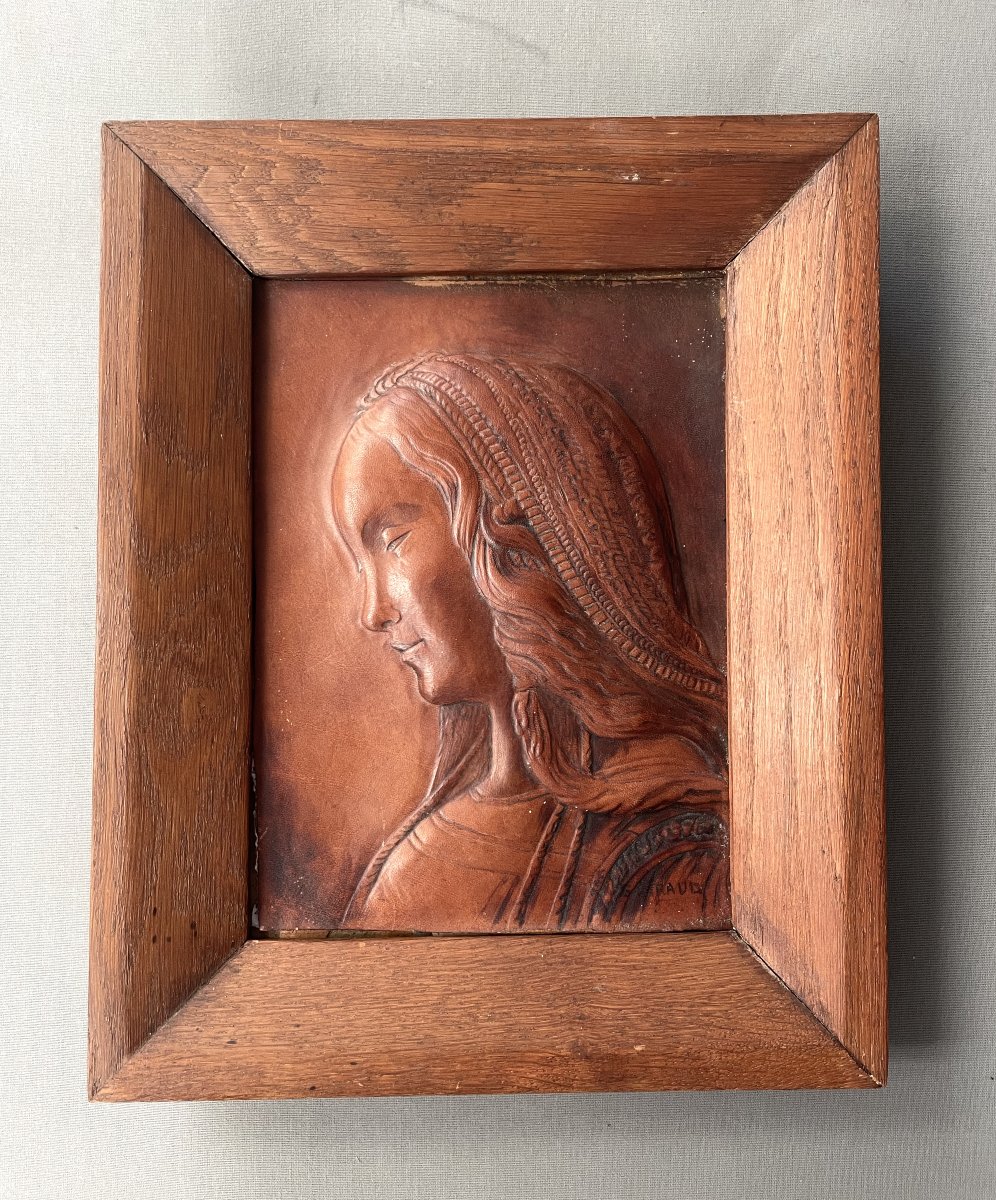 Profil de la Vierge en cuir repoussé