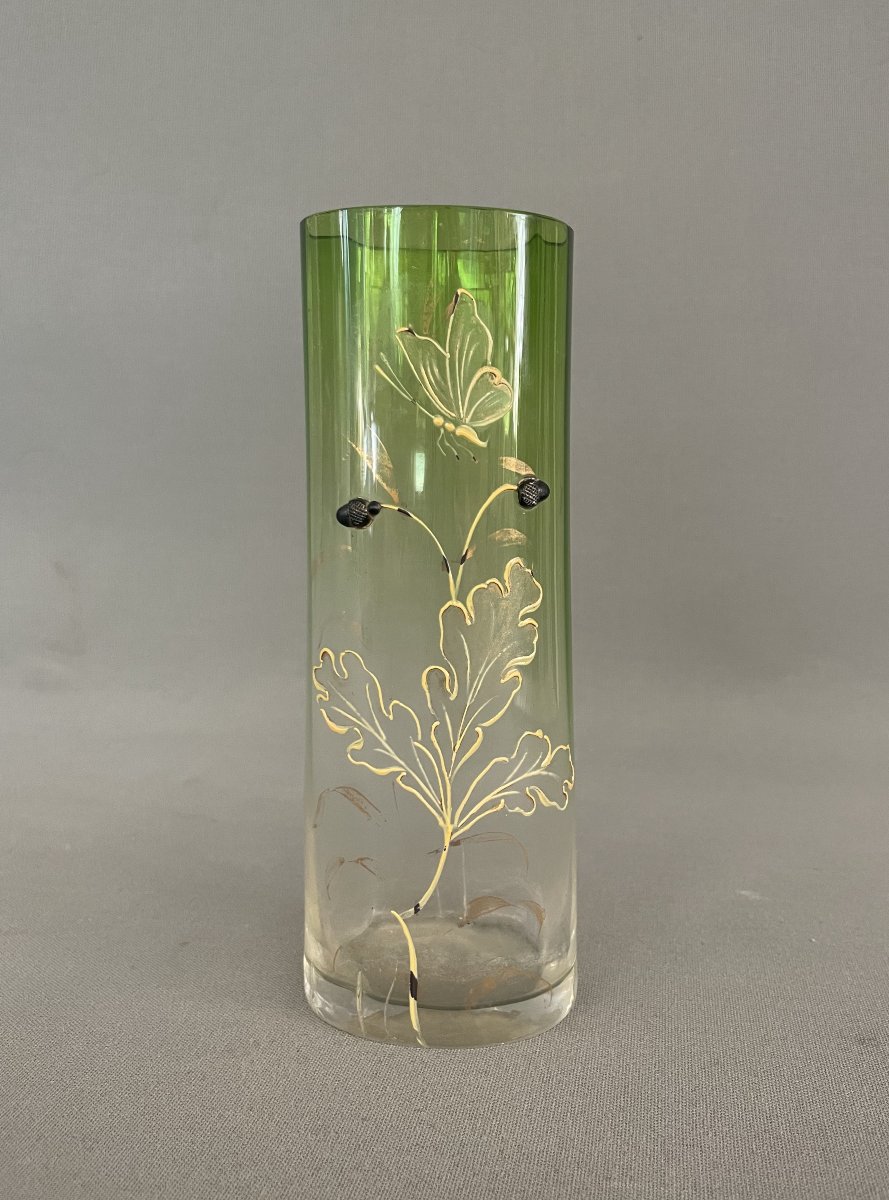 Petit vase émaillé à décor de papillon et branche de chêne