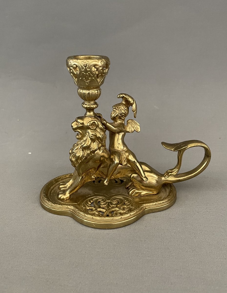 Bougeoir en bronze doré au lion et putto casqué