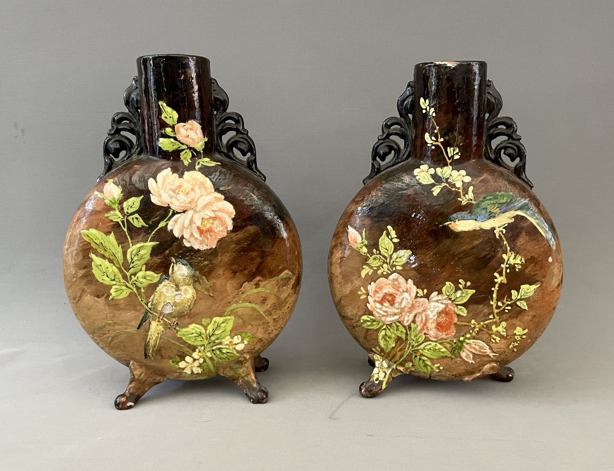 Paire de vases en terre cuite peinte, Montigny-sur-Loing?