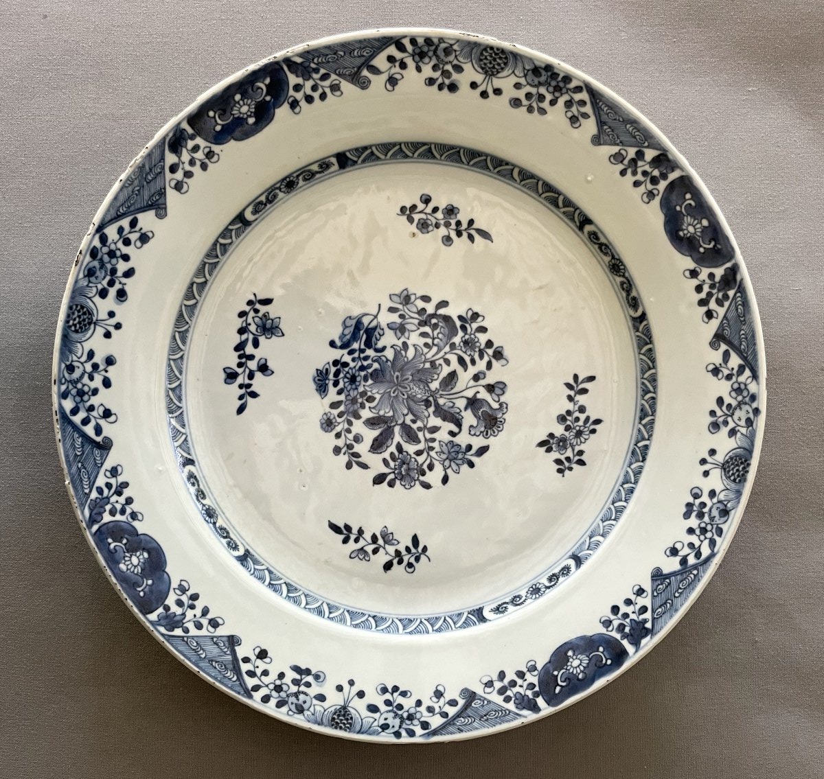 Plat chinois en porcelaine, Compagnie des Indes, XVIIIe