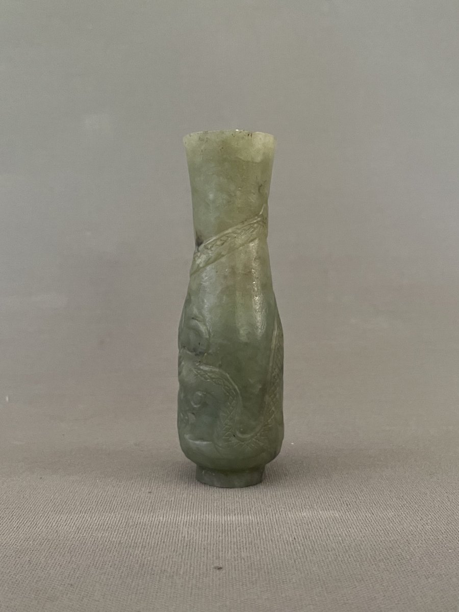 Small Jade Vase With Dragon Design-photo-2