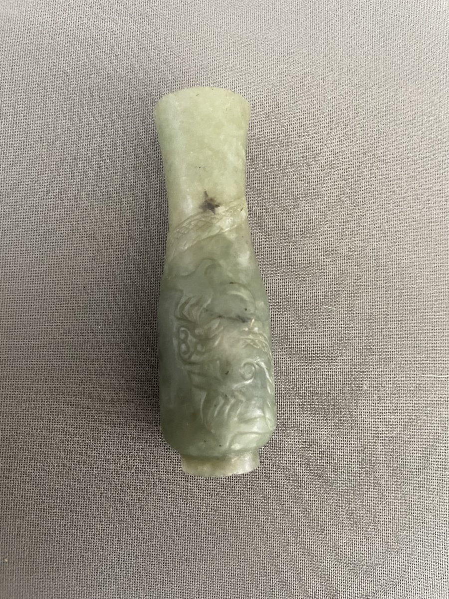 Small Jade Vase With Dragon Design-photo-3