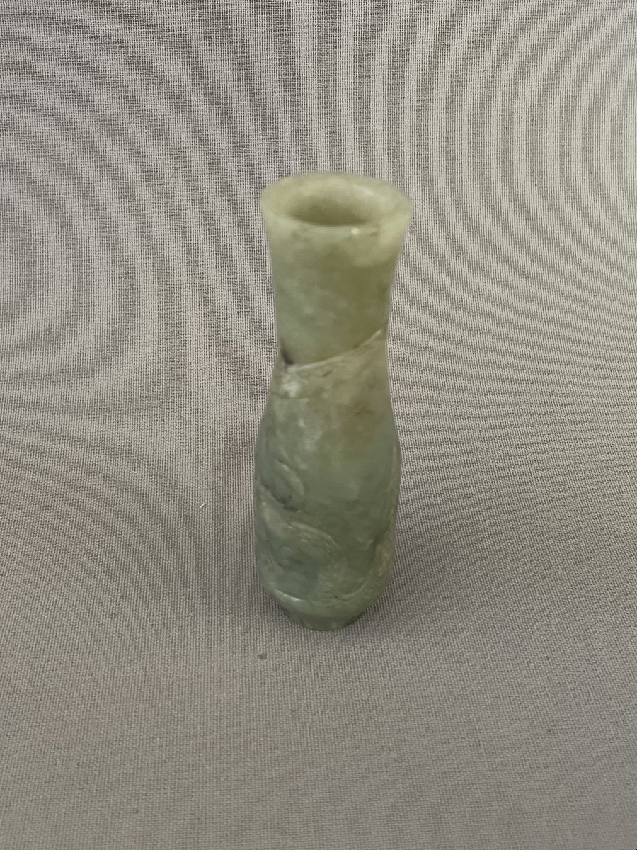 Small Jade Vase With Dragon Design-photo-2