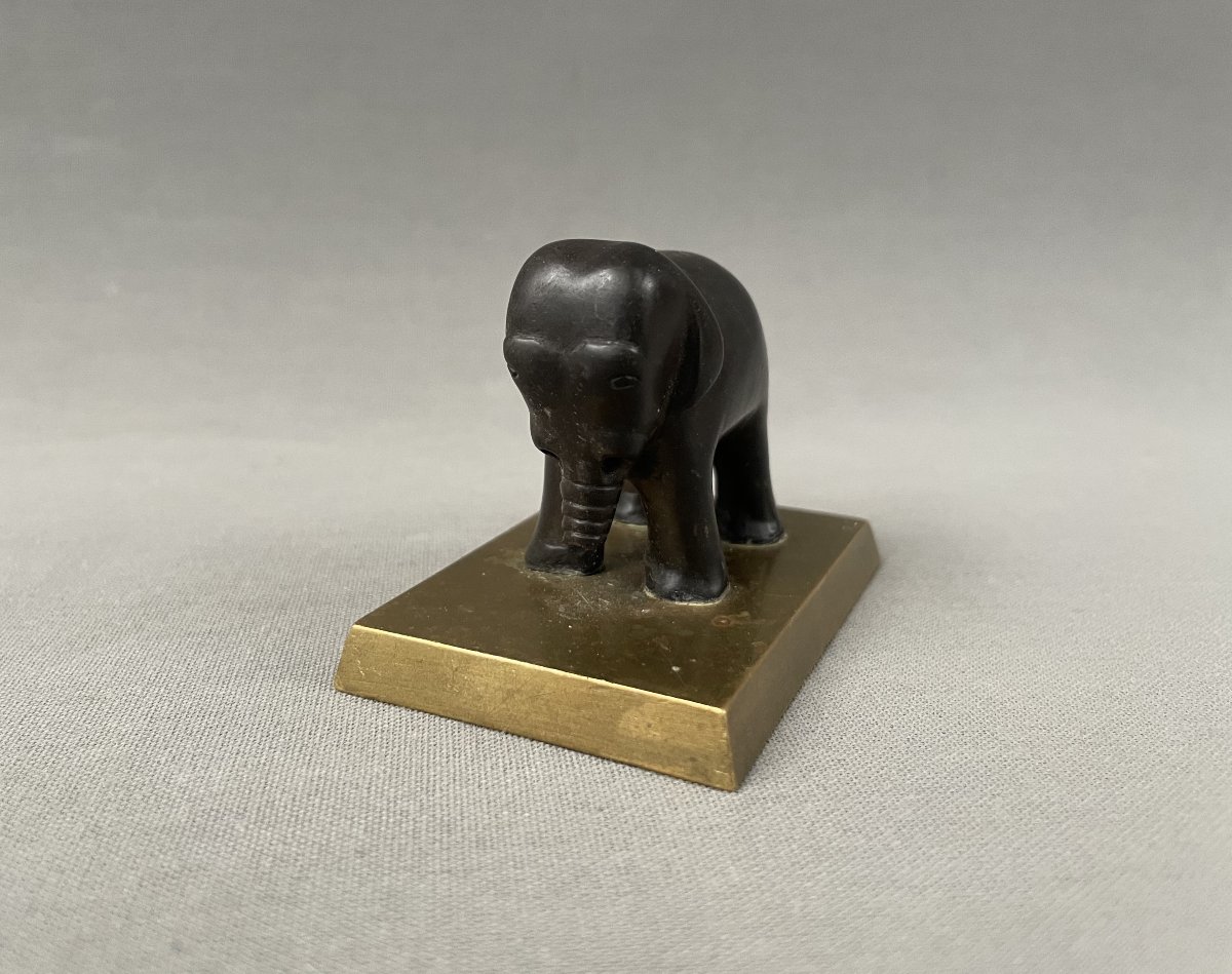 Petit éléphant en bois sculpté sur socle de bronze -photo-2