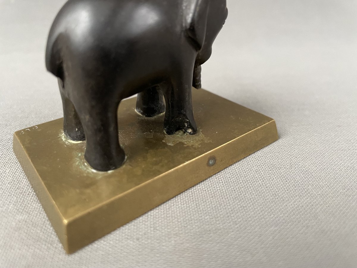 Petit éléphant en bois sculpté sur socle de bronze -photo-1