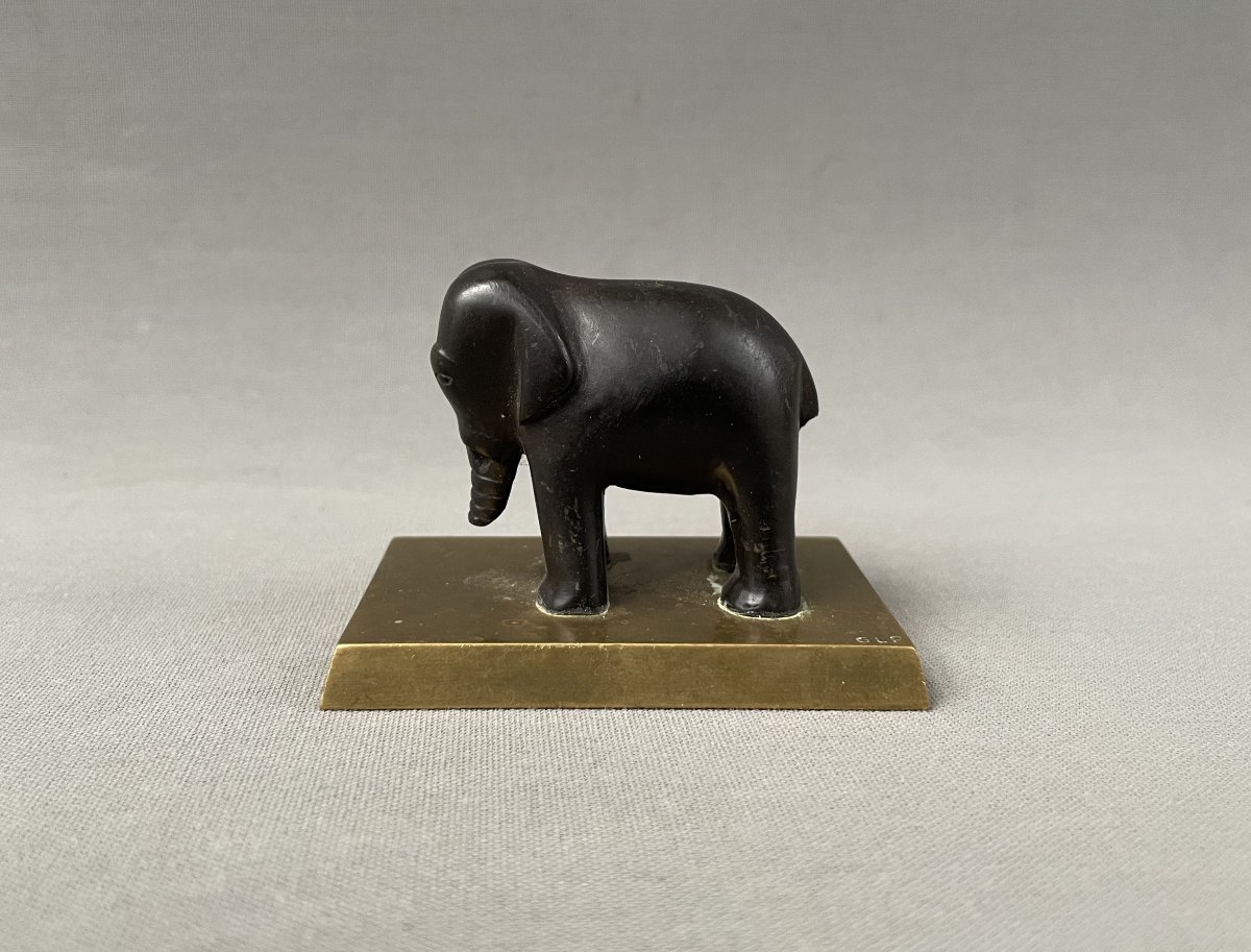 Petit éléphant en bois sculpté sur socle de bronze 
