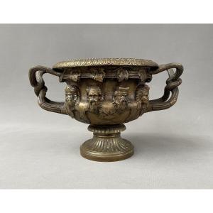 Vase en bronze, style Warwick