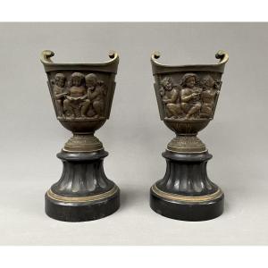 Paire de cassolettes en bronze à décor de putti