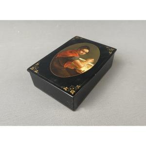 Coffret, couvercle peint, jeune femme brodant