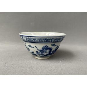 Petit bol en porcelaine à décor de dragon, Chine, Début XXe