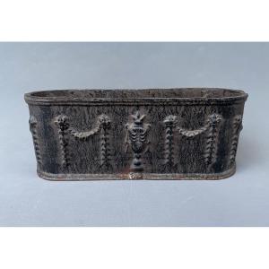 Petite jardinière en fonte