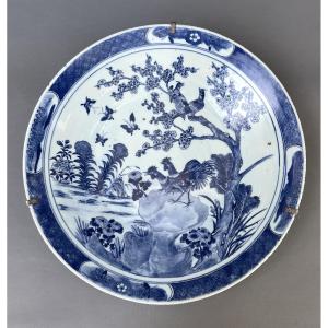 Grand plat en porcelaine à décor de coqs, Asie, fin XIXe ou début XXe
