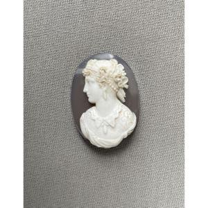 Camée sur agate, profil de femme