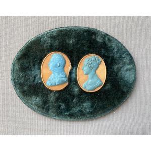 Paire de médaillons en porcelaine émaillée